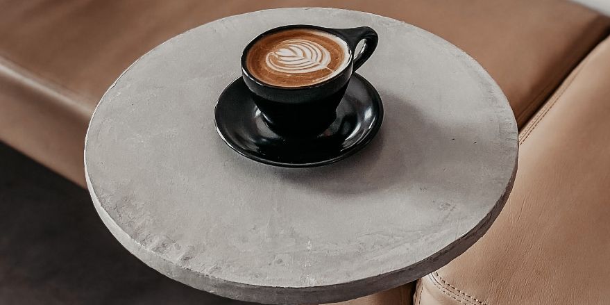 En kop kaffe på et betonbord